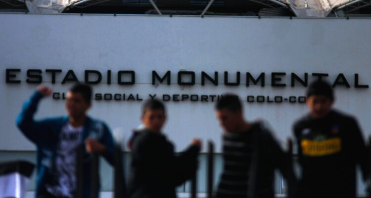 A días del aniversario de Colo Colo hallan cientos de fuegos artificiales en el Monumental