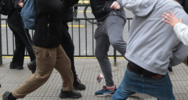 Foto de contexto de escolares peleando