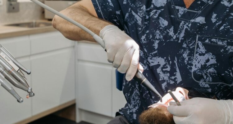 Mujer perdió 9 dientes tras atención negligente en cesfam de Punta Arenas: dentista fue formalizada