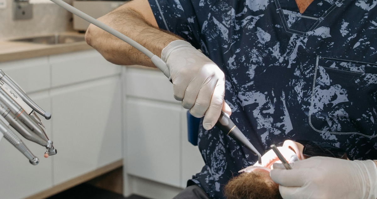 Mujer perdió 9 dientes tras atención negligente en cesfam de Punta Arenas: dentista fue formalizada