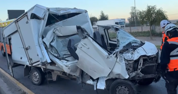 Cortan el tránsito de caletera de General Velásquez tras choque de camión con un contenedor en la RM