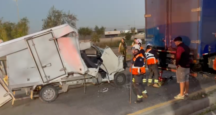 Cortan el tránsito de caletera de General Velásquez tras choque de camión con un contenedor en la RM