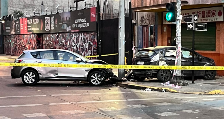 Mujer sigue en riesgo vital tras accidente en Santiago: responsables que se fugaron serían carabineros