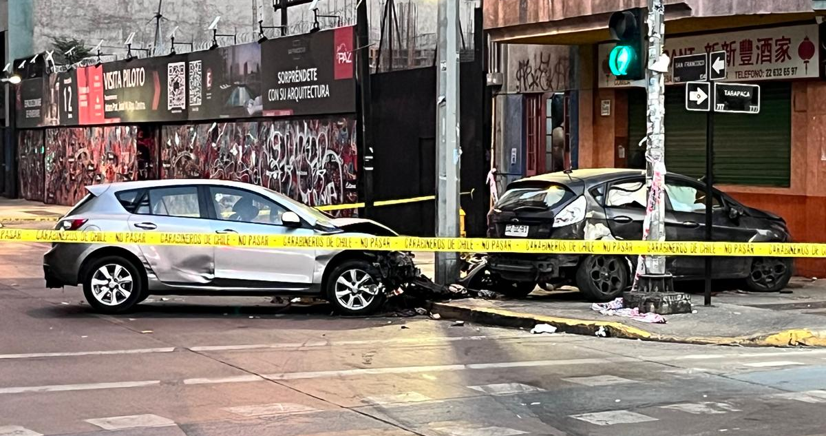 Mujer sigue en riesgo vital tras accidente en Santiago: responsables que se fugaron serían carabineros