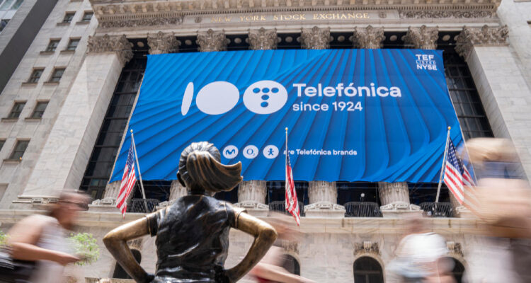 Acciones de Telefónica brillan en bolsa y tocan máximo anual tras la penúltima venta en Latinoamérica
