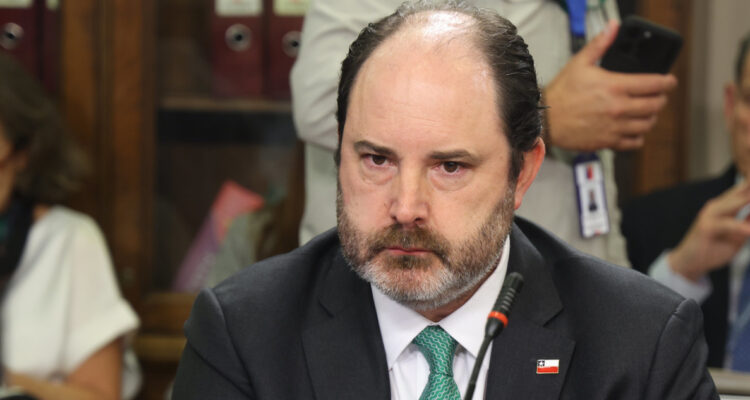 Acusan “doble castigo” a trabajadores: subida “contenida” del sueldo mínimo sigue generando críticas