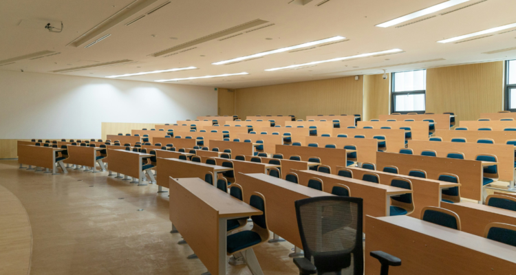 Foto de contexto de sala de clases de universidad