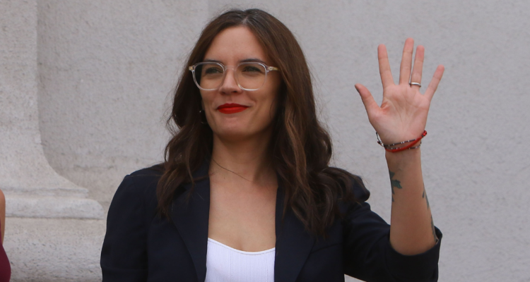 Al igual que Gabriel Boric: Vallejo viajará a Barcelona para participar en encuentro por la democracia