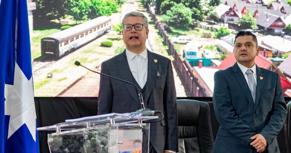 Alcalde Neira confirma recorte de presupuesto para costear combustible de vehículo municipales