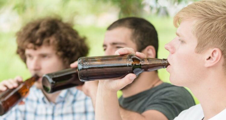 Rumanía: El país europeo donde se consume tanto alcohol que hasta los niños pueden ser adictos