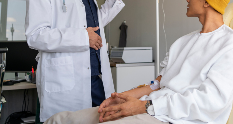 Paciente con cáncer recibiendo tratamiento