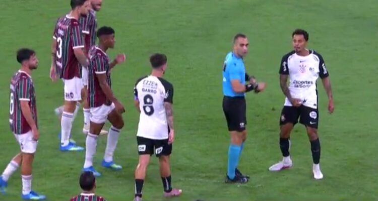 Allan Souza fue expulsado por “Pato Yáñez” a rival en el Brasileirao.