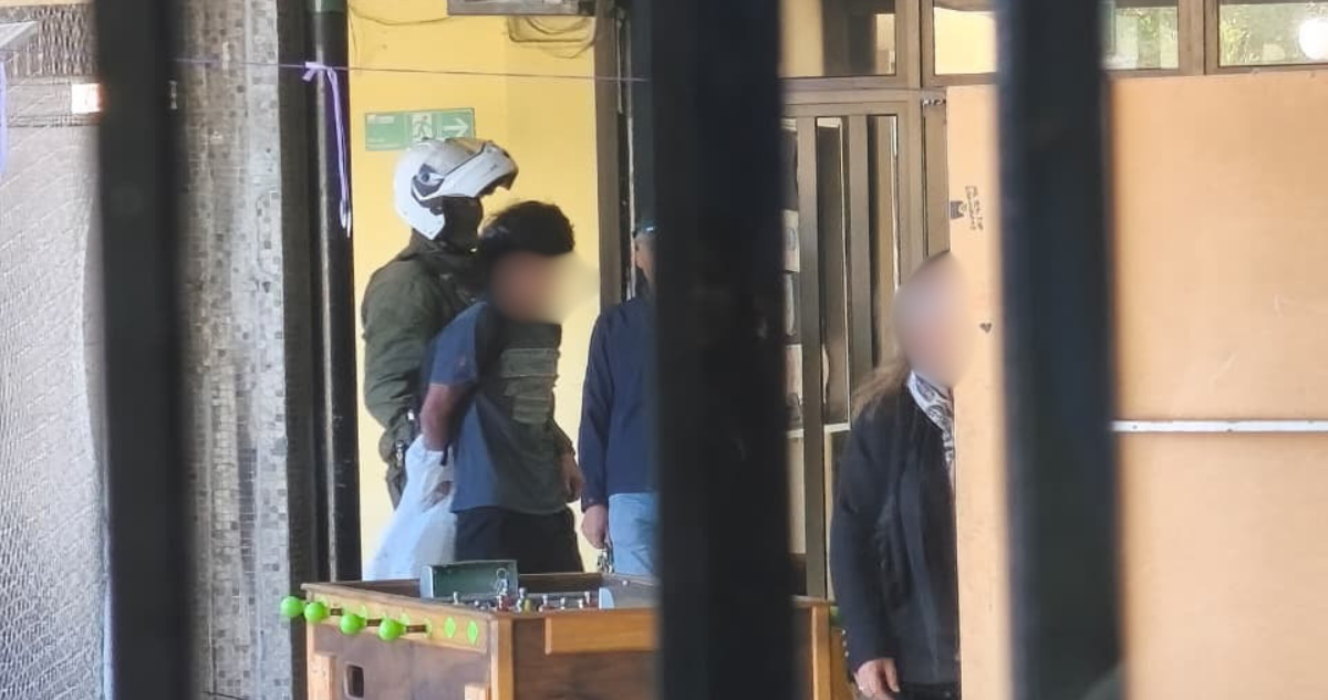Alumno de tercero medio detenido por Carabineros