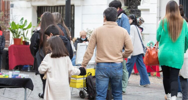 ¿Hasta cuándo vivir con los papás? Un 37% de los chilenos no cree que haya límite de edad