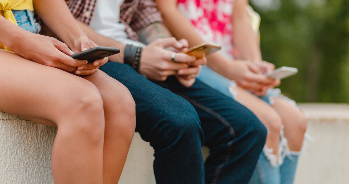 Cómo escribe la generación alfa: rapidez, códigos secretos y nuevas reglas del lenguaje digital