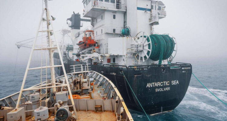 Armada activa operativo en la Antártica tras grave incidente de ambientalistas con pesquero noruego