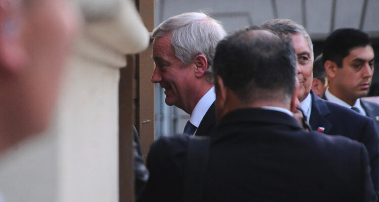 Cadem: Aprobación presidencial se estabiliza en 44% mientras aumenta presión por seguridad en colegios