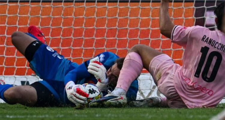 Arquero Jonathan Klinsmann sufrió fractura de cuello en Italia.