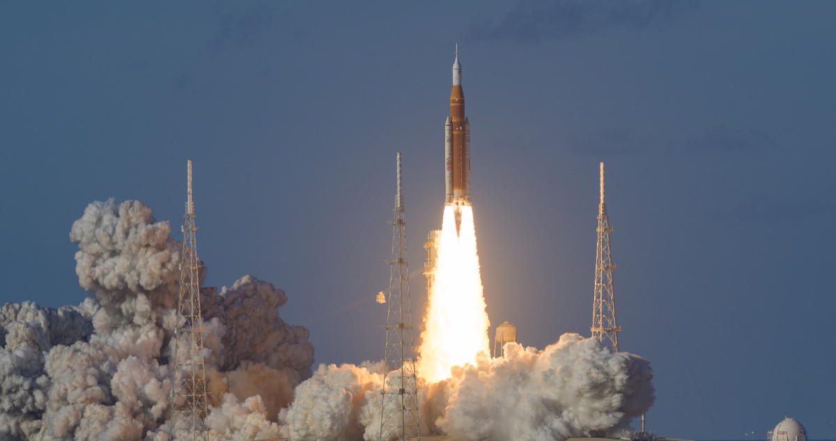 Foto del cohete de Artemis II que va a la Luna