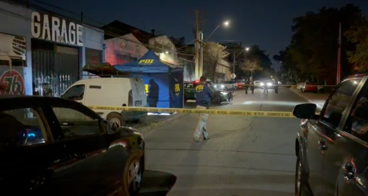 Hombre es asesinado afuera de discoteca clandestina en la RM: autores lo apuñalaron y atropellaron