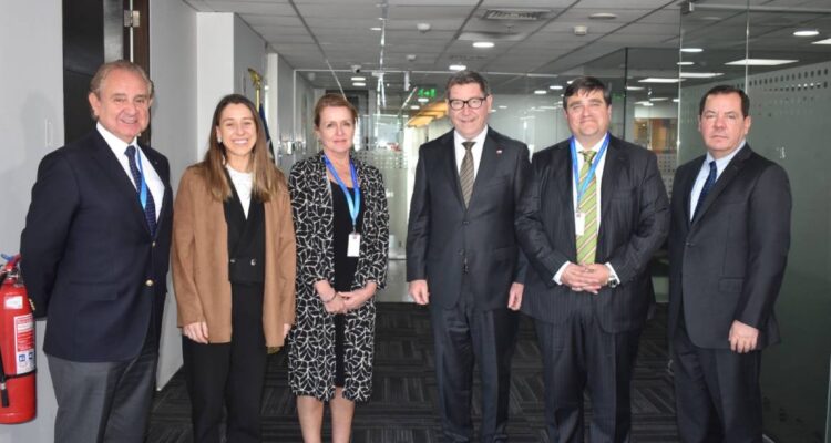 Asimet se reunión con Biministro Mas