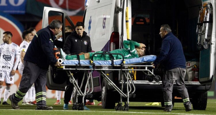 Nicolás Aedo, de Audax Italiano, sufrió grave lesión ante Deportes Limache.