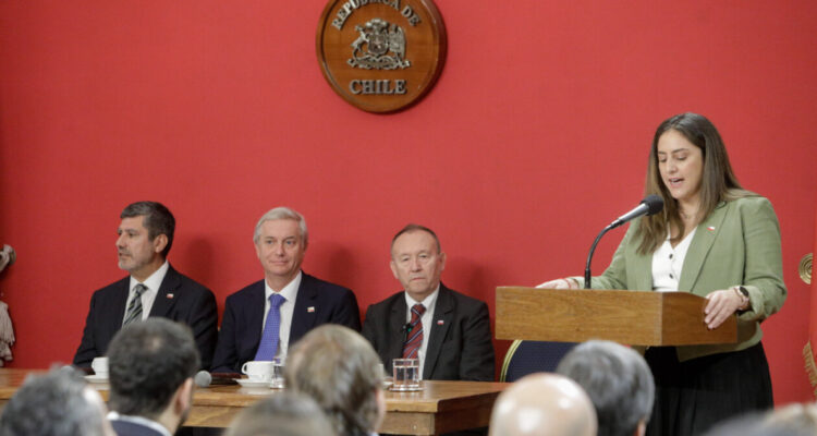 Auditoría del Gobierno advierte millonarias transferencias y 2.500 contrataciones a fines del 2025