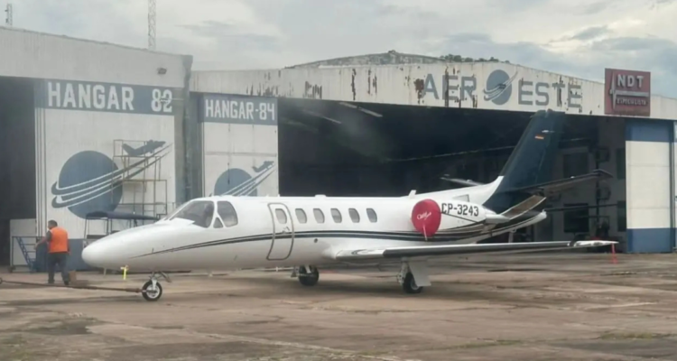 El avión extraviado la mañana de este lunes