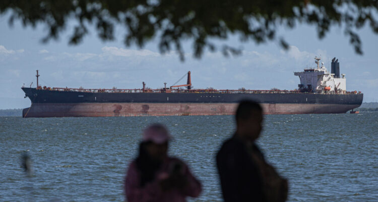 Barril de petróleo cae de los US$100 tras subir por anuncio de Trump que remeció el tablero