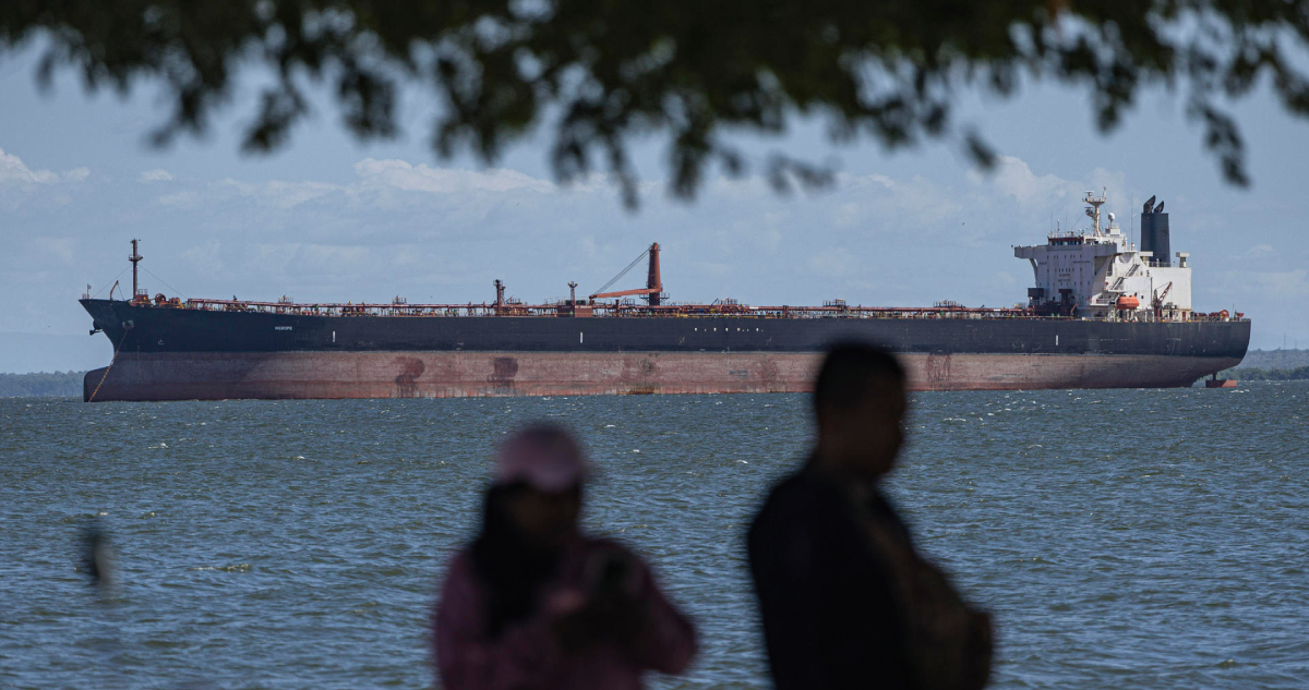 Barril de petróleo cae de los US$100 tras subir por anuncio de Trump que remeció el tablero