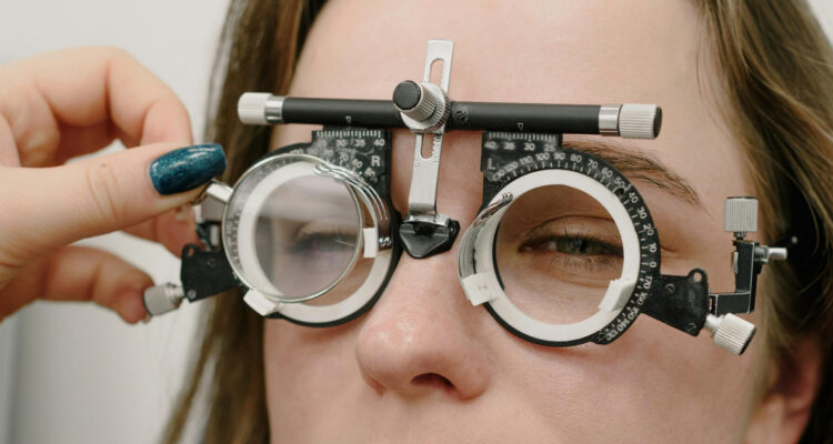 Foto de un examen de vista para ilustrar nota sobre la bixonimanía