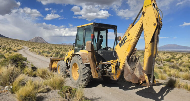 Carabineros detiene a bolivianos sorprendidos tapando zanjas con retroexcavadora en Colchane
