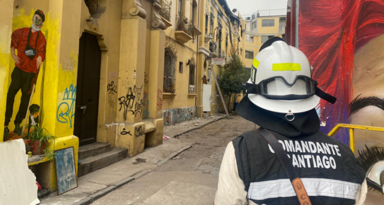 Bomberos busca entrar a casona incendiada con riesgo de derrumbe: habría dos cuerpos en su interior