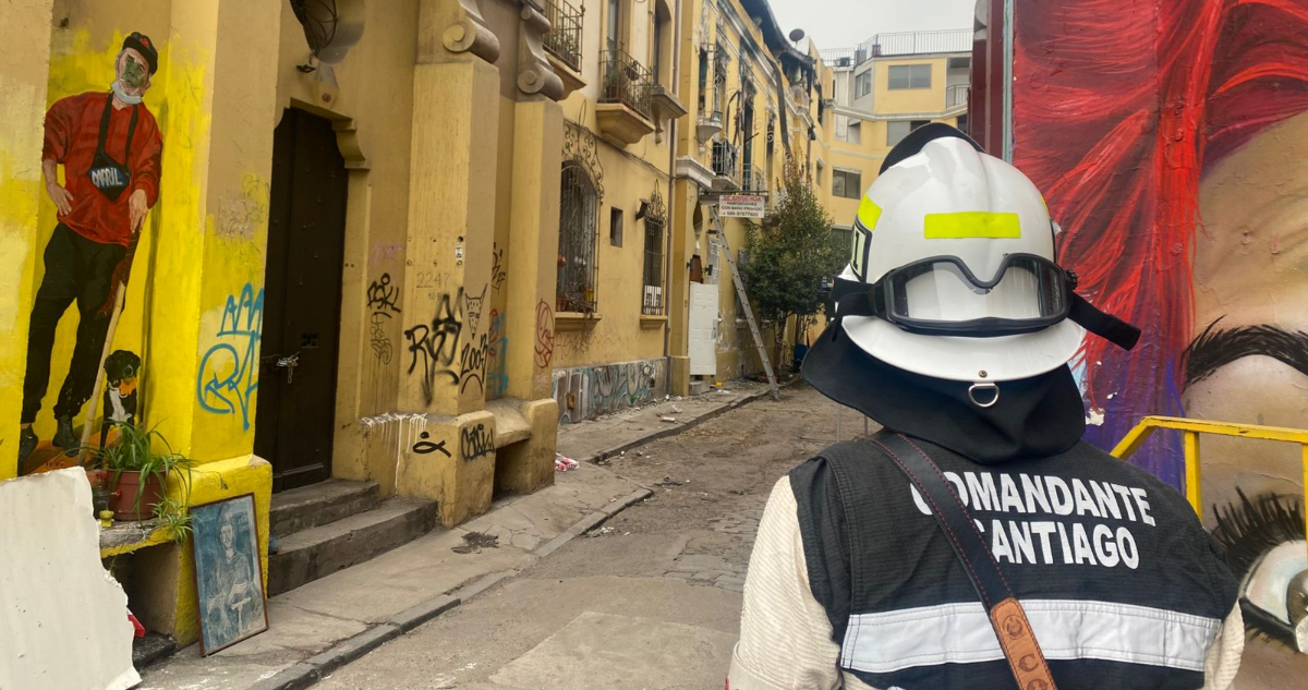 Bomberos busca entrar a casona incendiada con riesgo de derrumbe: habría dos cuerpos en su interior