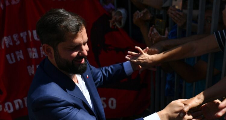 Boric debutará en el escenario internacional tras dejar el poder: coincidirá con líderes de izquierda