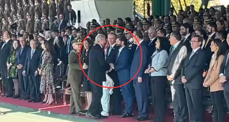Con apretón de manos: el saludo entre Gabriel Boric y José Antonio Kast en aniversario de Carabineros