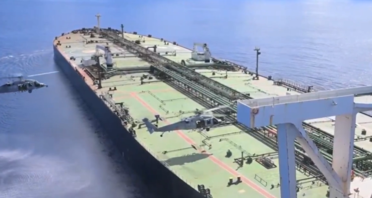 VIDEO | EEUU intercepta y aborda un buque que transportaba crudo iraní en el Índico