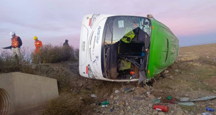 Al menos 9 muertos y 22 heridos deja accidente de bus chileno en carretera de Bolivia