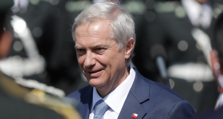 Cadem: aprobación del presidente Kast cae al 40% y un 62% desaprueba polémico almuerzo en La Moneda