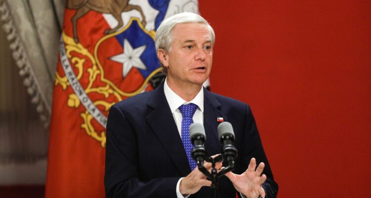 Cadem: 49% cree que “Plan de Reconstrucción” de Kast beneficia principalmente a los más ricos del país