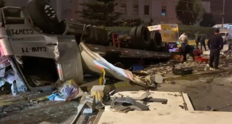 Camión con pescados se vuelca en importante avenida de Valparaíso: conductor resultó atrapado