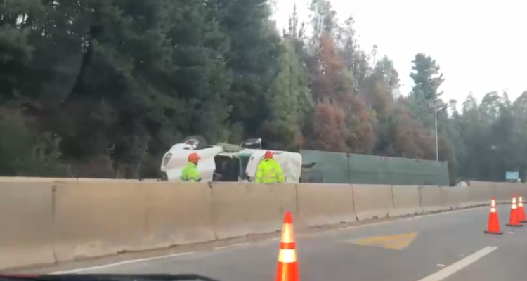 Camión termina volcado en el camino La Pólvora en la comuna de Valparaíso