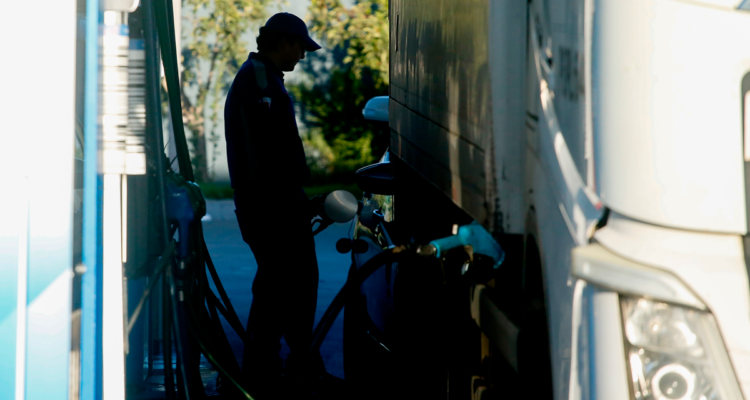 Hombre cargando combustible en camión | Agencia UNO