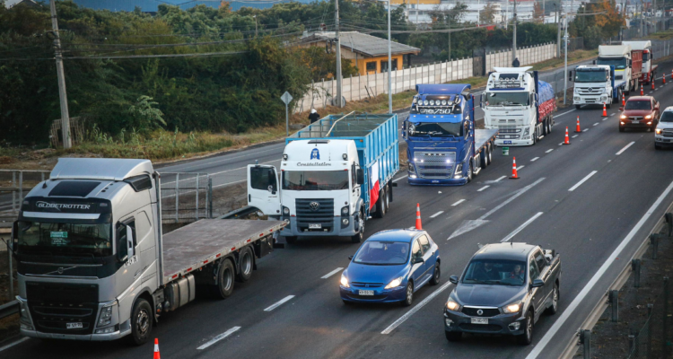 https://media.biobiochile.cl/wp-content/uploads/2026/04/camioneros-del-bio-bio-no-descartan-iniciar-movilizaciones-si-no-se-regula-el-alza-de-los-combustibles-750x400.png