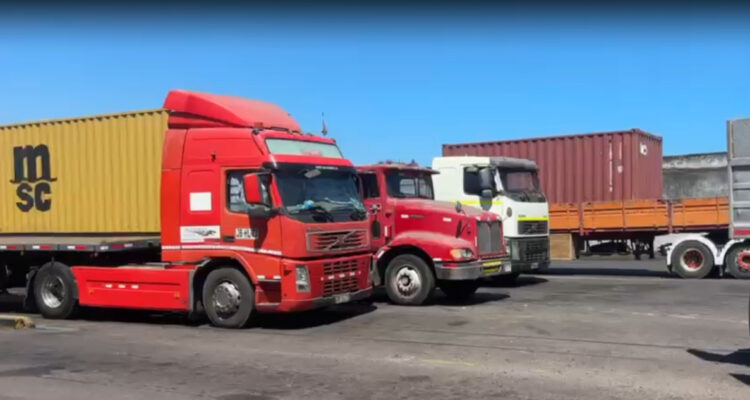 Camioneros de Tarapacá anuncian paro y bloqueos por alza de combustible en medio de crítica a Gobierno