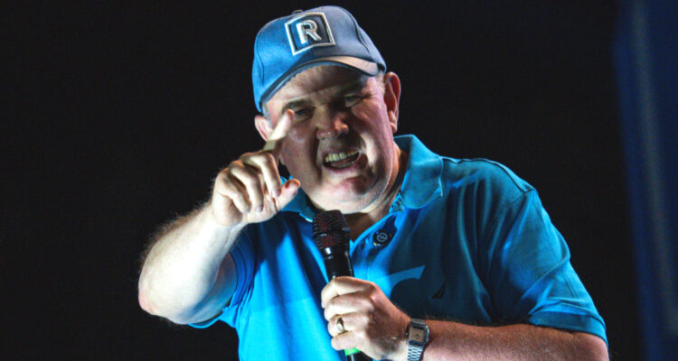 Candidato conservador de Perú promete la expulsión inmediata de extranjeros irregulares