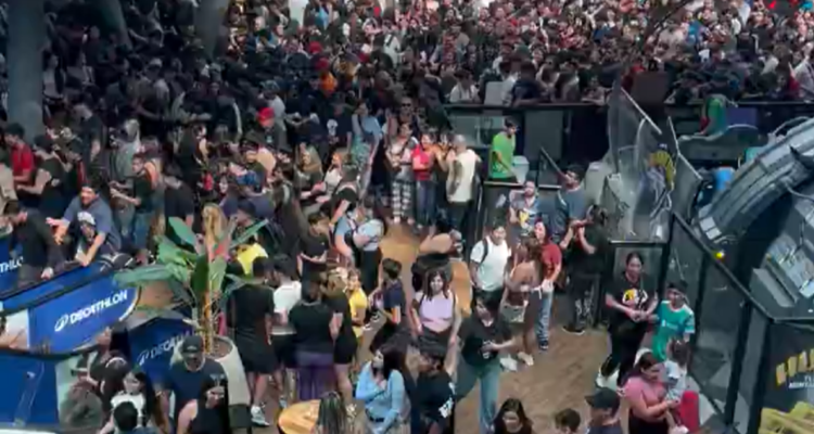 Caos en Mall Plaza Vespucio: influencer arrojó dinero desde pisos superiores y desató avalancha