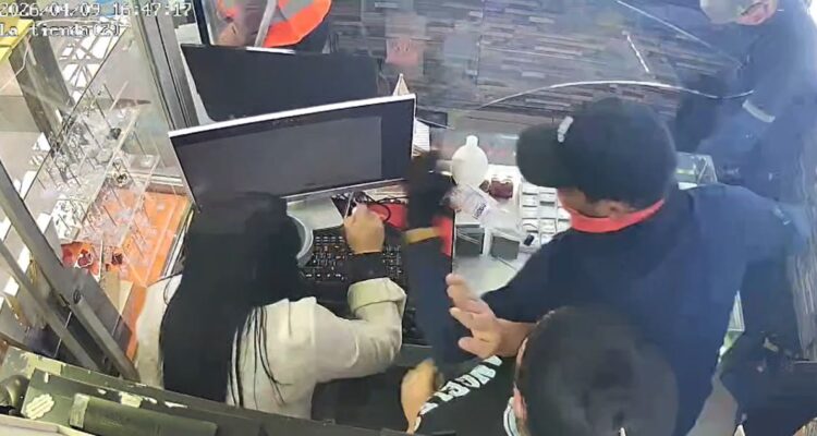 VIDEO | Sujetos encapuchados y armados asaltan joyería al interior de mall en Estación Central