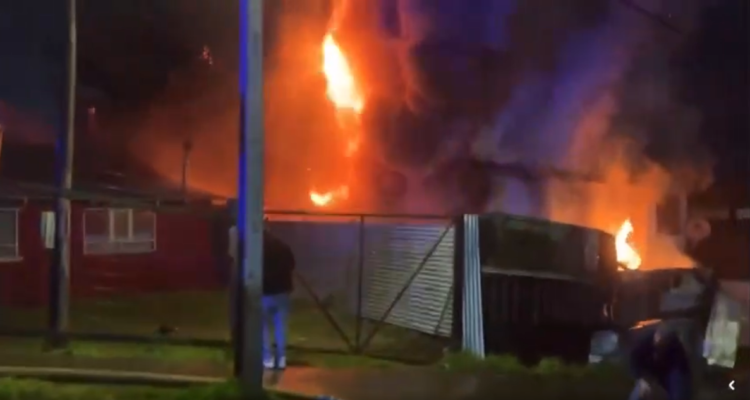 Revelan que una estufa causó incendio que dejó tres muertos y dos casas destruidas en Quellón