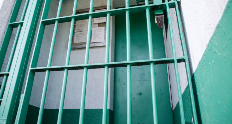 Presidio perpetuo simple a adulto mayor que abusó y violó por años a dos de sus nietos en Valdivia